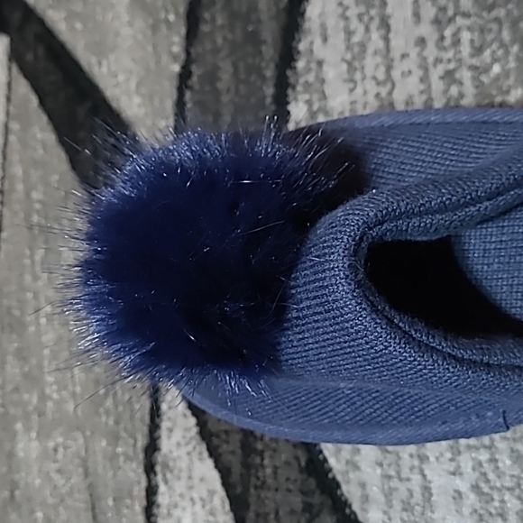 VICTORIA SECRET 2017 EMBROIDERED KNIT POM-POM SLIPPERS - Picture 3 of 10